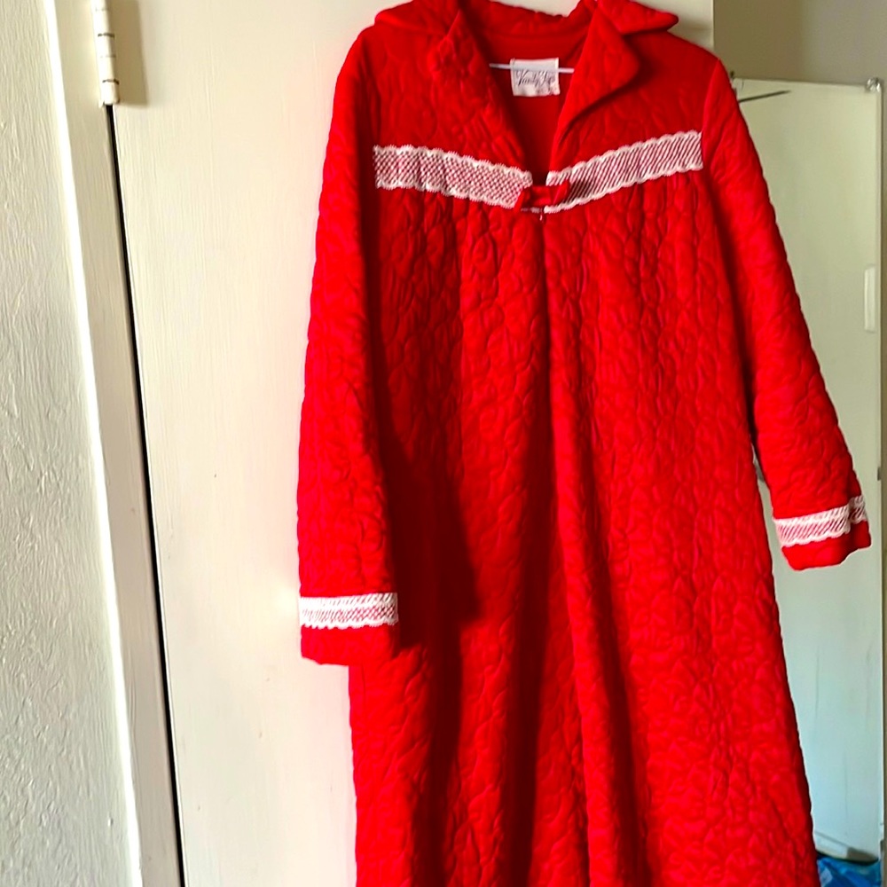 Vanity Fair Vintage red robe with pretty lace size 14